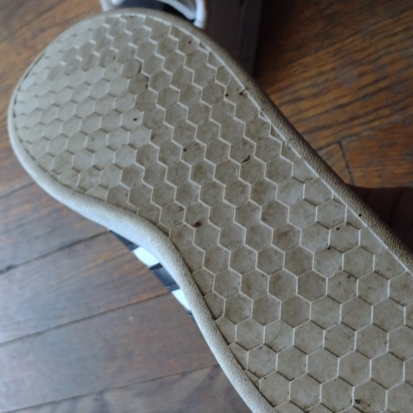 Adidas kids shoes good condition the laces are not discolored it's the light. - Picture 4 of 5